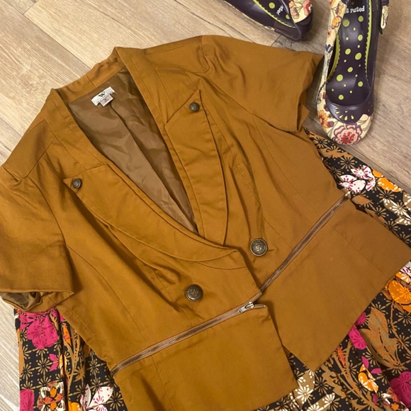 Brown Short Sleeve Women’s Jacket - Size Medium - Picture 3 of 13